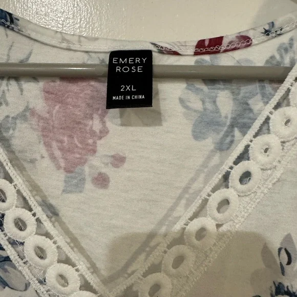 Emery Rose Chic V-Neck Floral Tank Top. Size 2X. - Picture 3 of 3